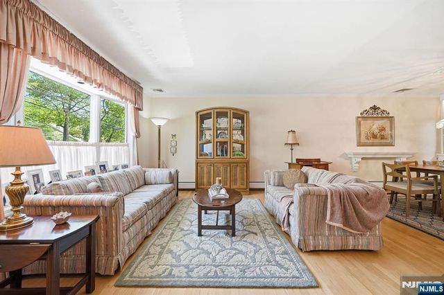 21 Lakeview Avenue, Park Ridge, NJ 07656