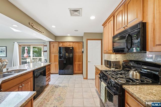 21 Lakeview Avenue, Park Ridge, NJ 07656