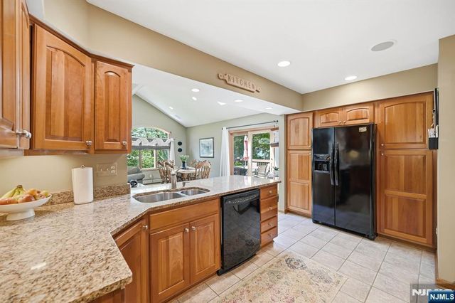 21 Lakeview Avenue, Park Ridge, NJ 07656