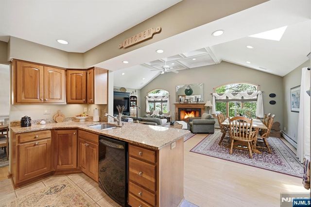 21 Lakeview Avenue, Park Ridge, NJ 07656