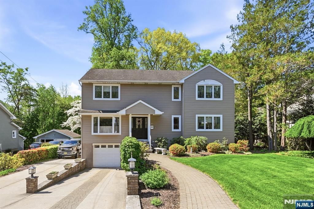 21 Lakeview Avenue, Park Ridge, NJ 07656