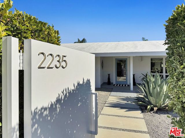 2235 E Paseo Gracia, Palm Springs, CA 92262
