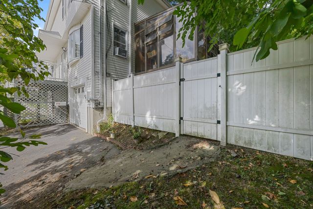 133 Commonwealth Ave B, Worcester, MA 01604