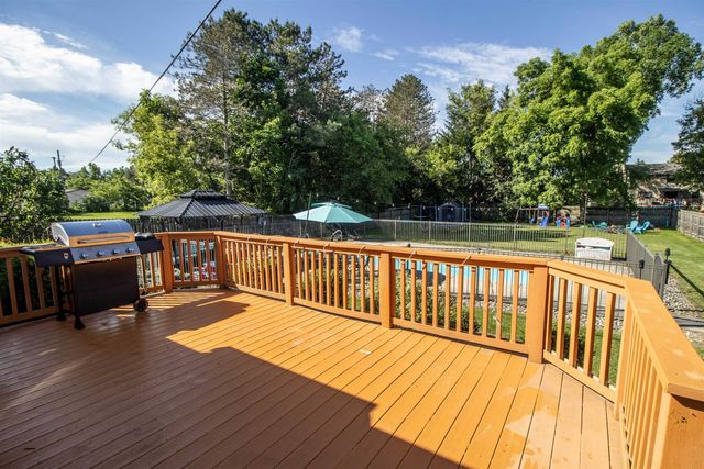 1389 N Long Lake Road, Fenton Twp, MI 48430