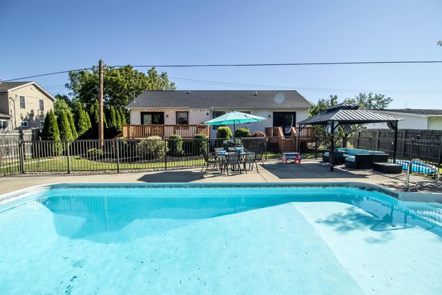 1389 N Long Lake Road, Fenton Twp, MI 48430