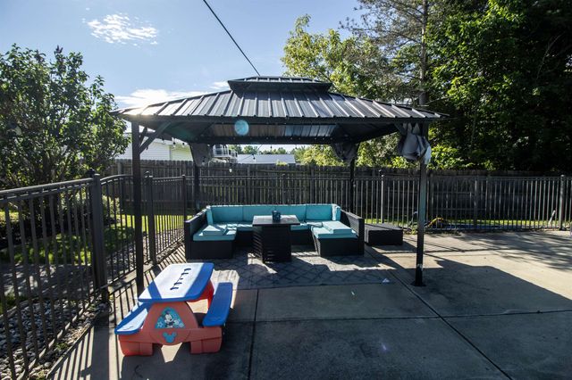 1389 N Long Lake Road, Fenton Twp, MI 48430