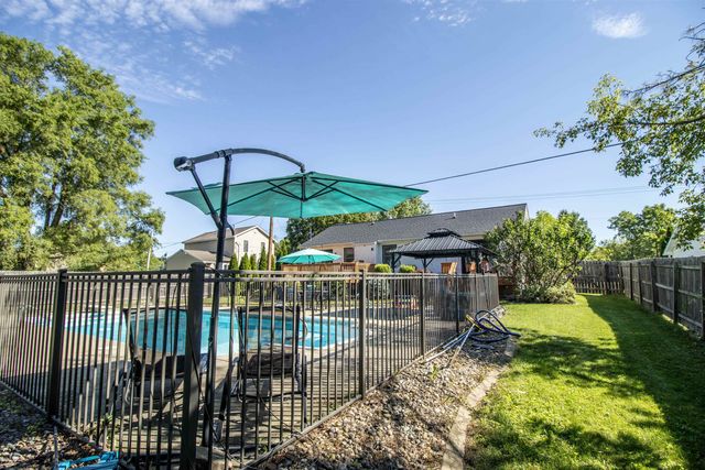 1389 N Long Lake Road, Fenton Twp, MI 48430