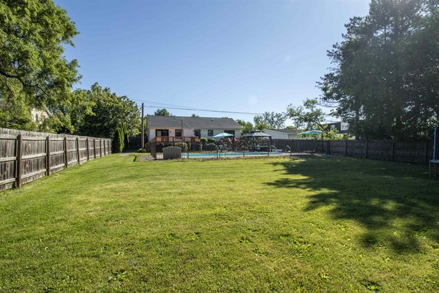 1389 N Long Lake Road, Fenton Twp, MI 48430