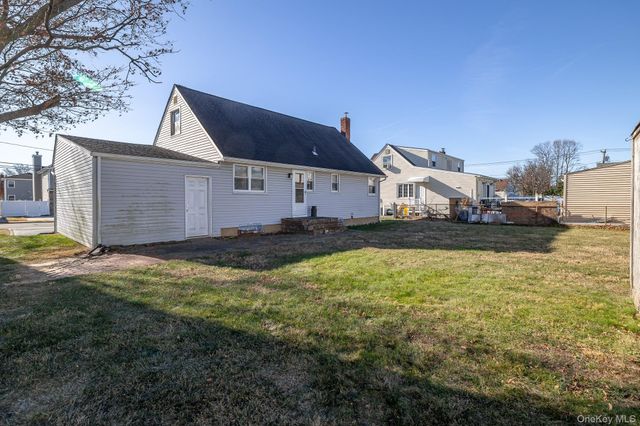 3 Poplar Avenue, Farmingdale, NY 11735