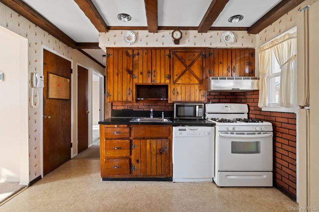 3 Poplar Avenue, Farmingdale, NY 11735