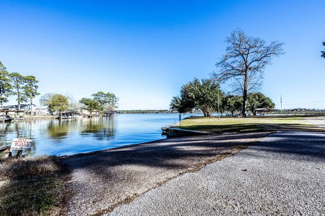 191 Willow Bend, Onalaska, TX 77360