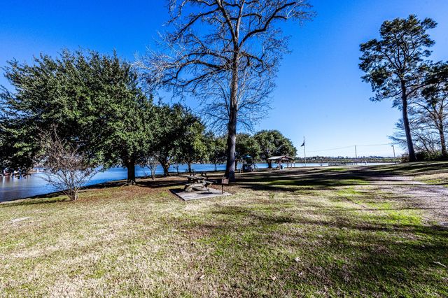 191 Willow Bend, Onalaska, TX 77360