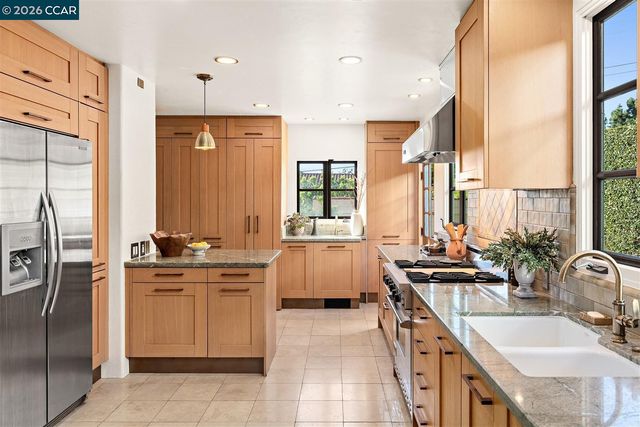 1239 Geneva St, Glendale, CA 91207