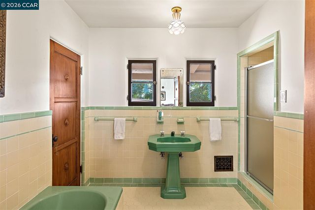 1239 Geneva St, Glendale, CA 91207