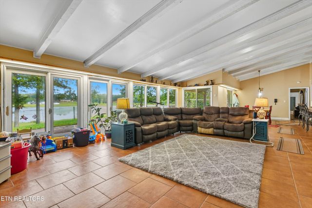 605 S Lake Drive, Oneida, TN 37841