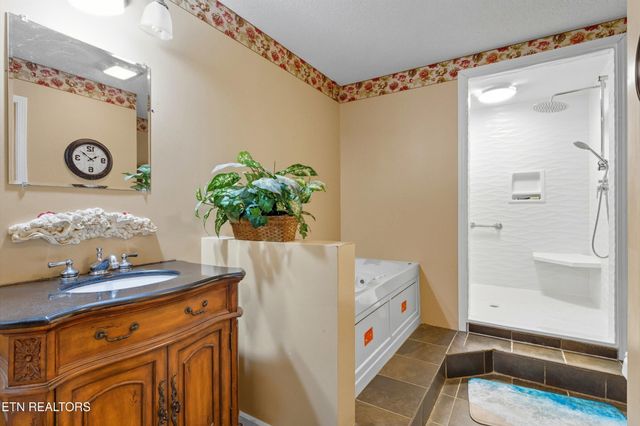 605 S Lake Drive, Oneida, TN 37841