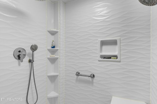 605 S Lake Drive, Oneida, TN 37841