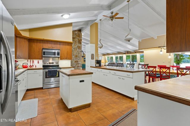 605 S Lake Drive, Oneida, TN 37841