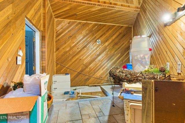 605 S Lake Drive, Oneida, TN 37841