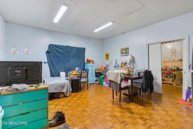 605 S Lake Drive, Oneida, TN 37841