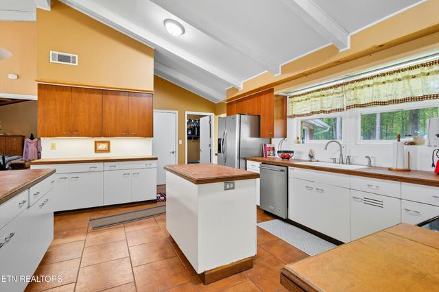 605 S Lake Drive, Oneida, TN 37841