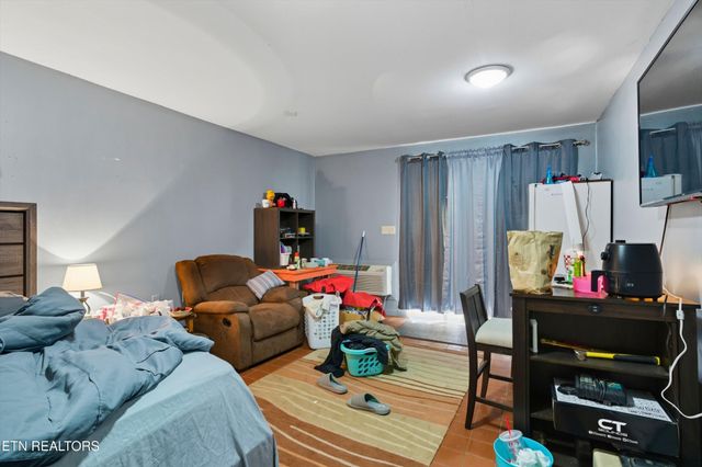 605 S Lake Drive, Oneida, TN 37841