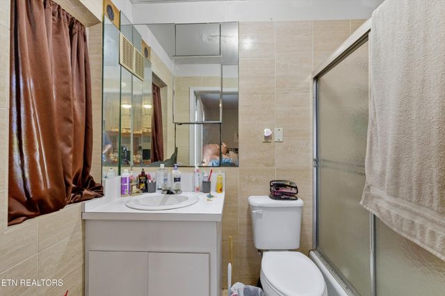 605 S Lake Drive, Oneida, TN 37841