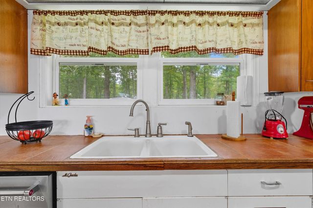 605 S Lake Drive, Oneida, TN 37841