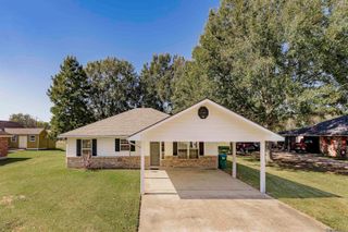 956 Bohne Rd, Port Allen, LA 70767