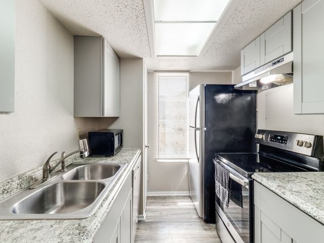 7431 Holly Hill Drive 210, Dallas, TX 75231