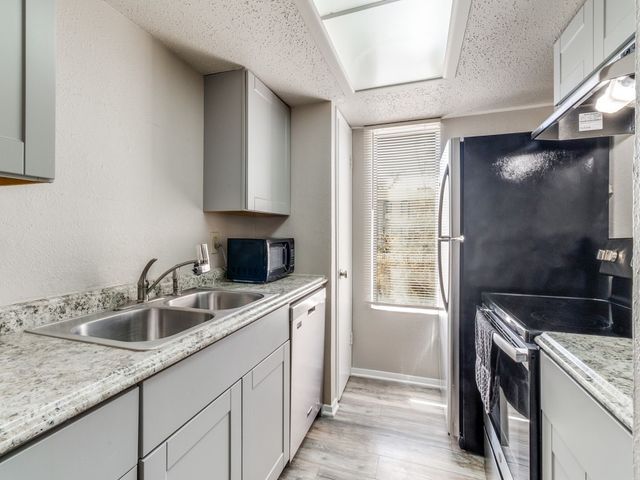 7431 Holly Hill Drive 210, Dallas, TX 75231