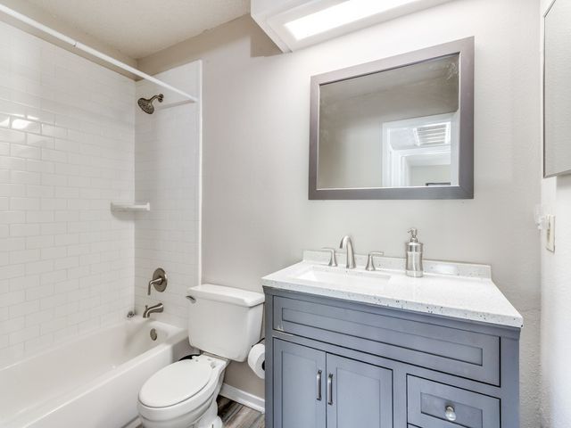 7431 Holly Hill Drive 210, Dallas, TX 75231