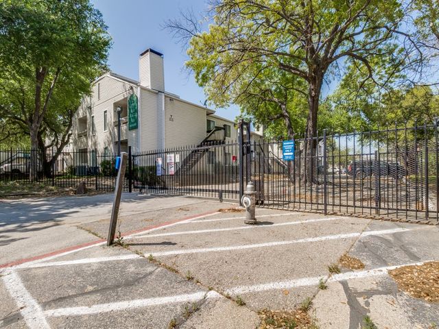 7431 Holly Hill Drive 210, Dallas, TX 75231