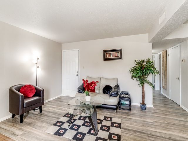 7431 Holly Hill Drive 210, Dallas, TX 75231