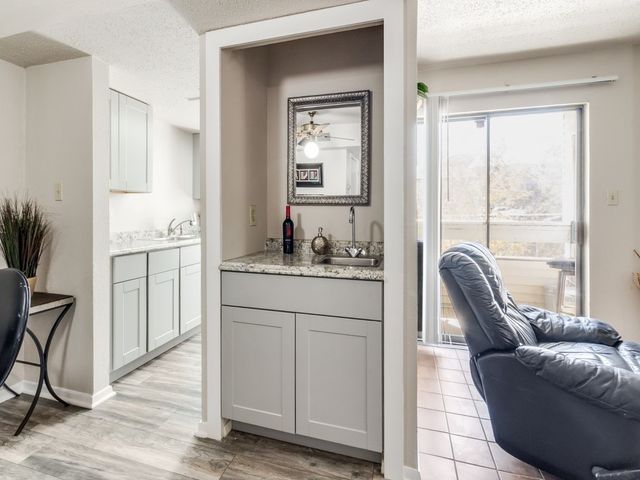 7431 Holly Hill Drive 210, Dallas, TX 75231