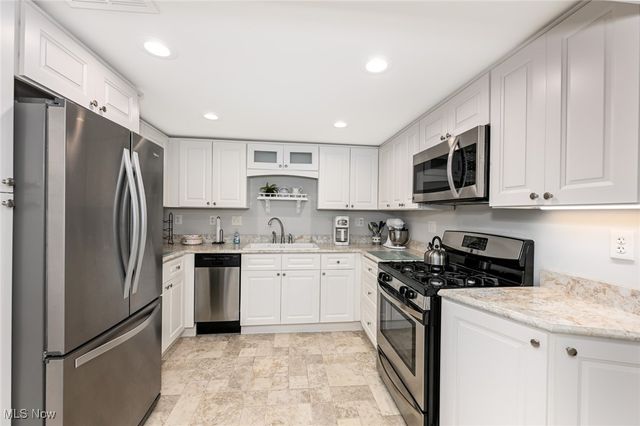 7060 Manchester Road, New Franklin, OH 44614