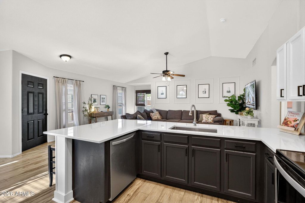 Image 11 of property listing at 1529 S DOVE Street, Gilbert, AZ 85233