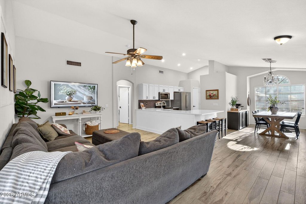 Image 12 of property listing at 1529 S DOVE Street, Gilbert, AZ 85233