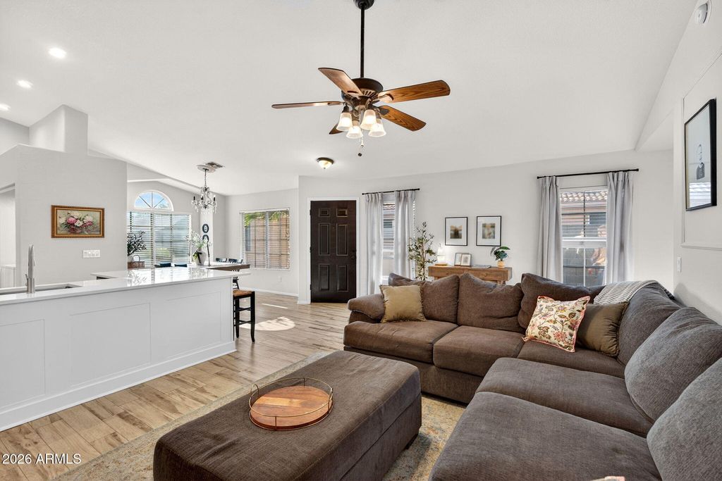 Image 15 of property listing at 1529 S DOVE Street, Gilbert, AZ 85233