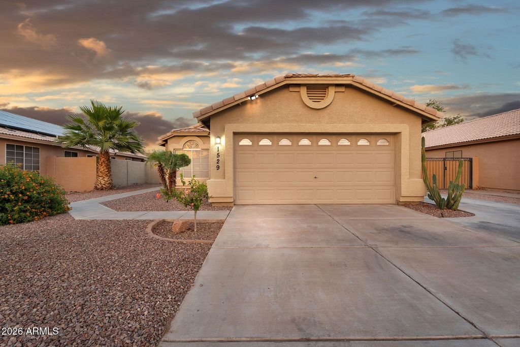 Image 2 of property listing at 1529 S DOVE Street, Gilbert, AZ 85233