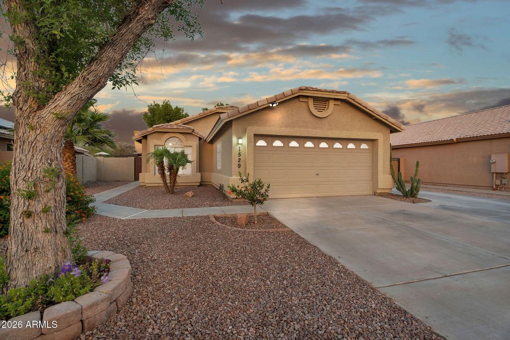 Image 3 of property listing at 1529 S DOVE Street, Gilbert, AZ 85233