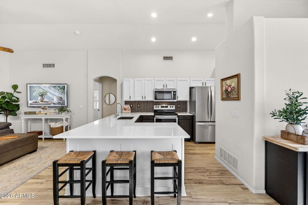 Image 4 of property listing at 1529 S DOVE Street, Gilbert, AZ 85233