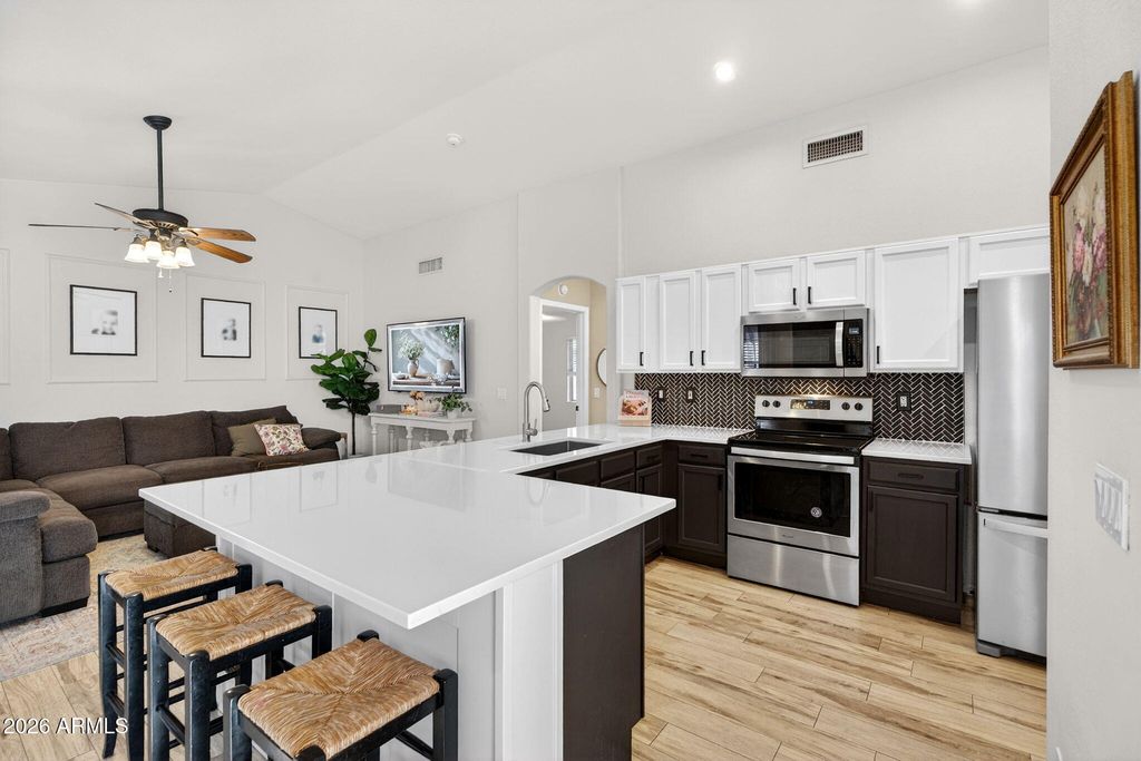 Image 5 of property listing at 1529 S DOVE Street, Gilbert, AZ 85233