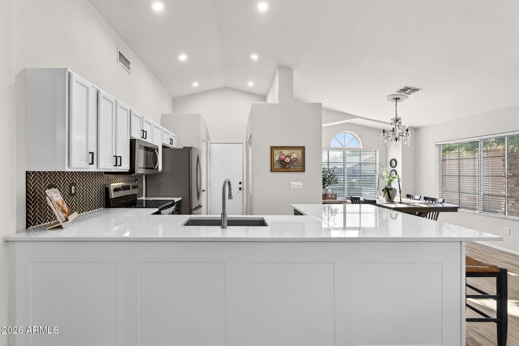 Image 6 of property listing at 1529 S DOVE Street, Gilbert, AZ 85233