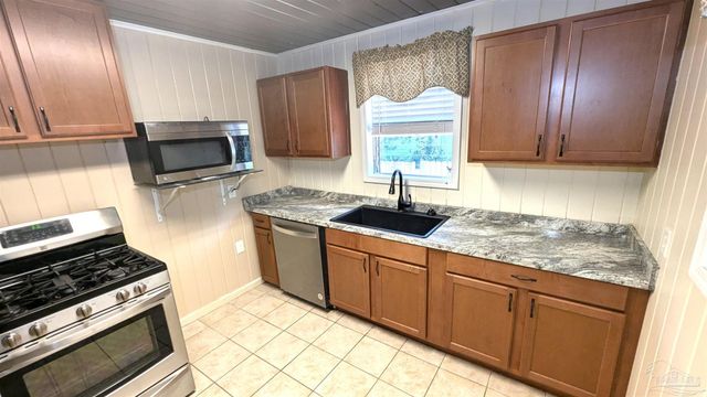 10 Kennington Dr, Pensacola, FL 32507