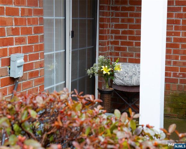 50 Pine Street 7N, Montclair, NJ 07042