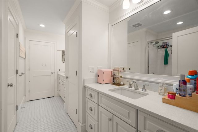 59 Cleveland Road, Wellesley, MA 02481