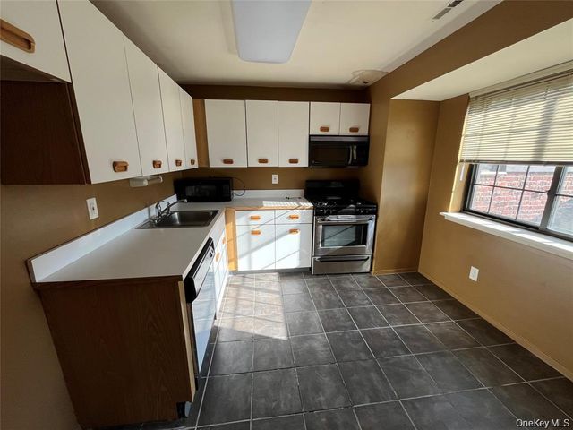 45 Newbrook Lane 45, Bay Shore, NY 11706