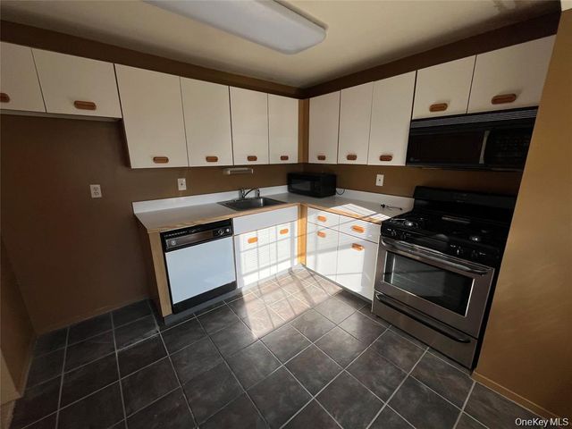 45 Newbrook Lane 45, Bay Shore, NY 11706