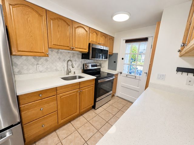 60 Lake Street J, Winchester, MA 01890